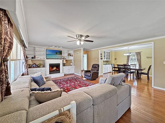 5th image of 2713 Maple Ave