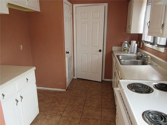 5th image of 2444 Oxford Pl