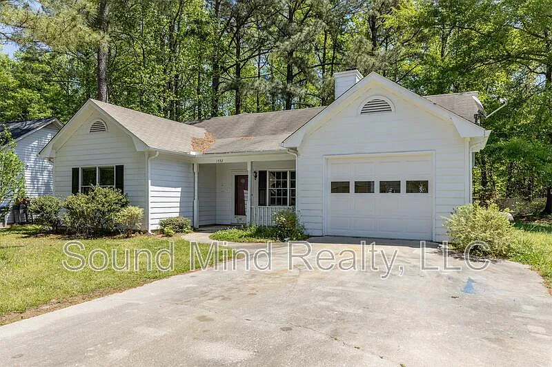 3 bed, 2.0 bath, 1293 sqft, $1,550 — Photo 2