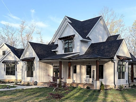 3rd image of 682 Arrowhead Rd