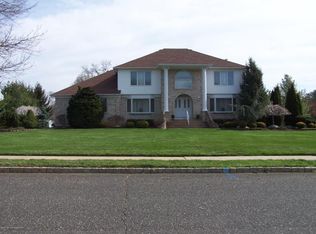 14 Regent Dr, Monroe Township, NJ 08831