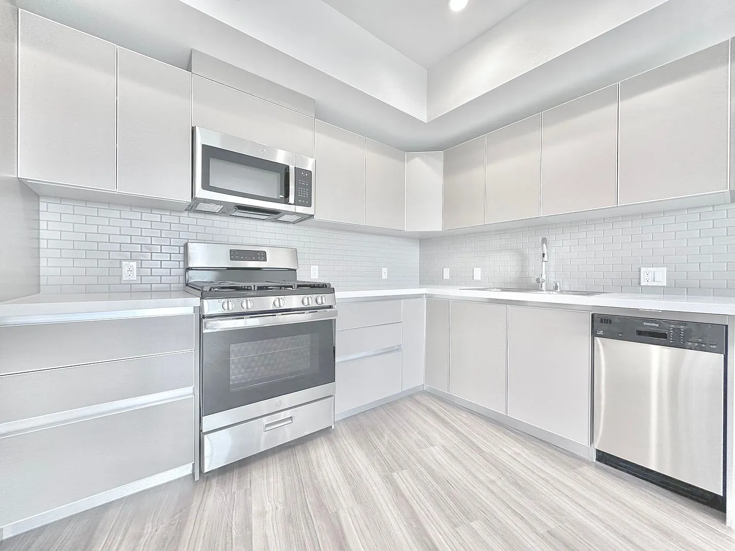 838 S La Brea Ave — Photo 1