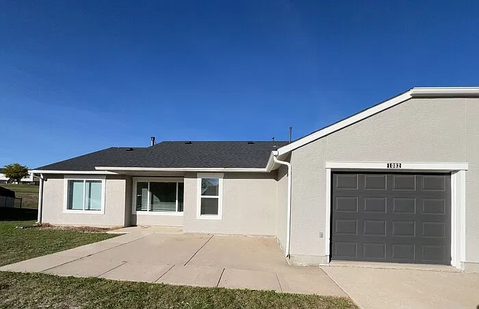 3 bed, 2.0 bath, 1652 sqft, $1,860 — Photo 1