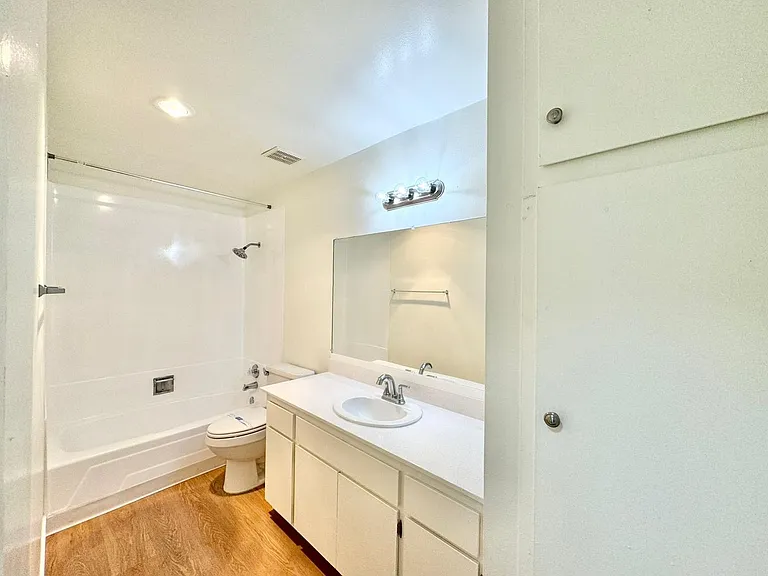 Westgate Villa Apartments — Photo 42