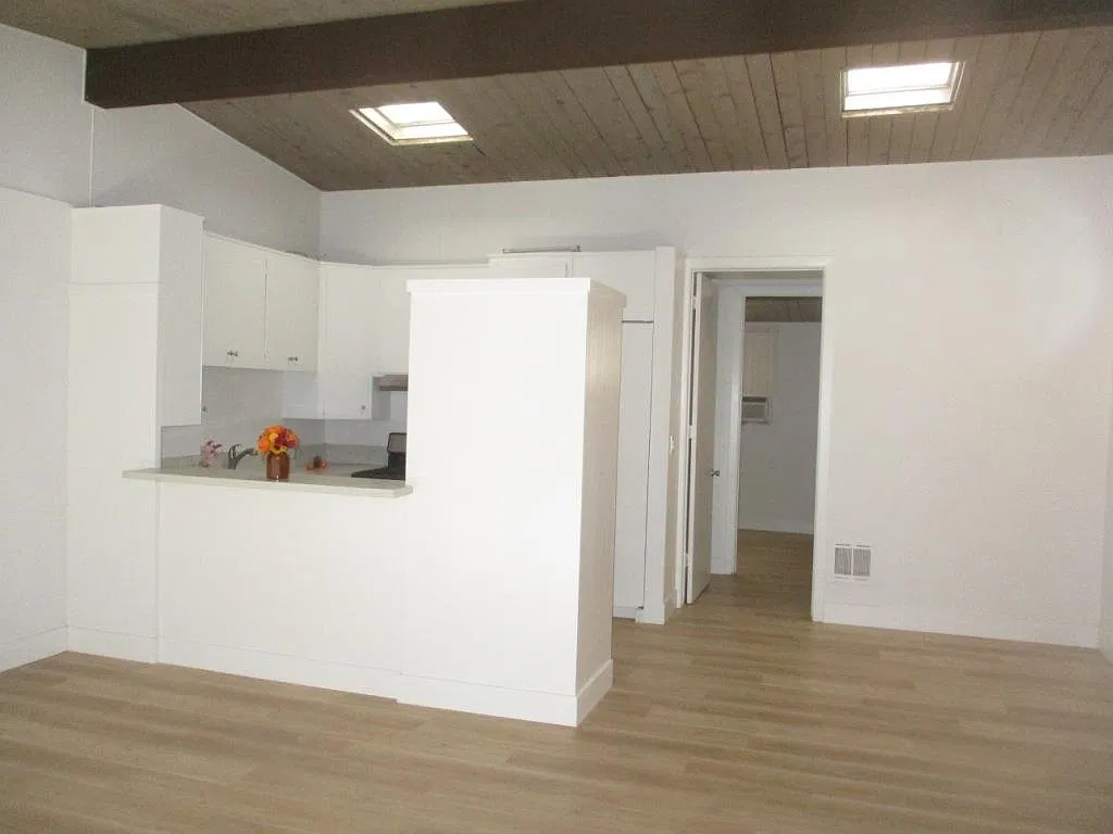 315 S Catalina Ave — Photo 4
