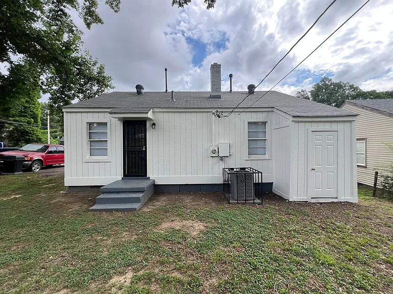 2727 Henley Dr — Photo 2