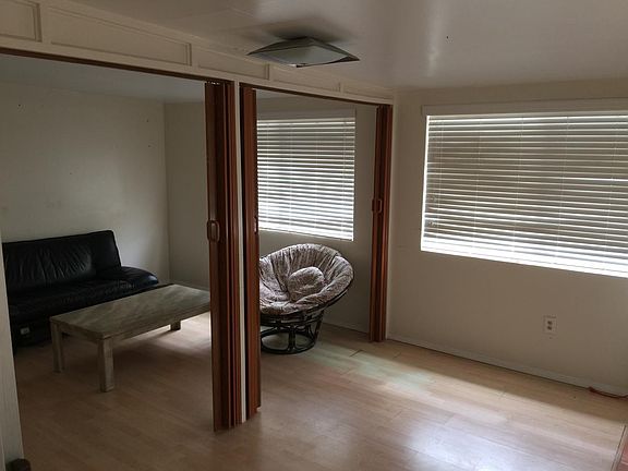 4th image of 846 Worthington St