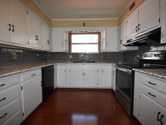 3rd image of 510 E Vincennes St