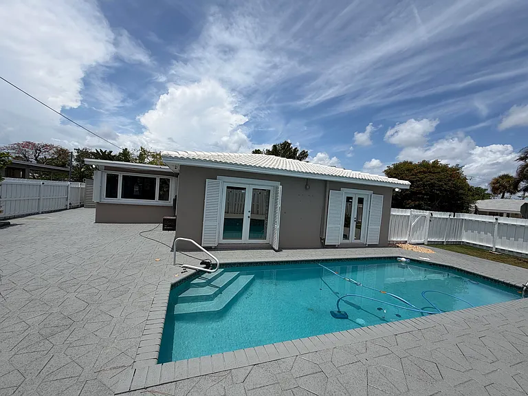 204 S Seacrest Cir — Photo 25