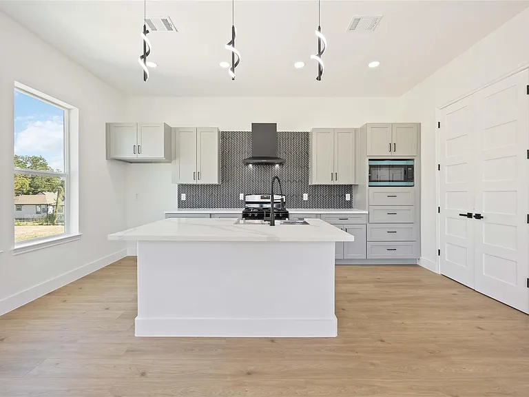 3022 Drew St — Photo 12