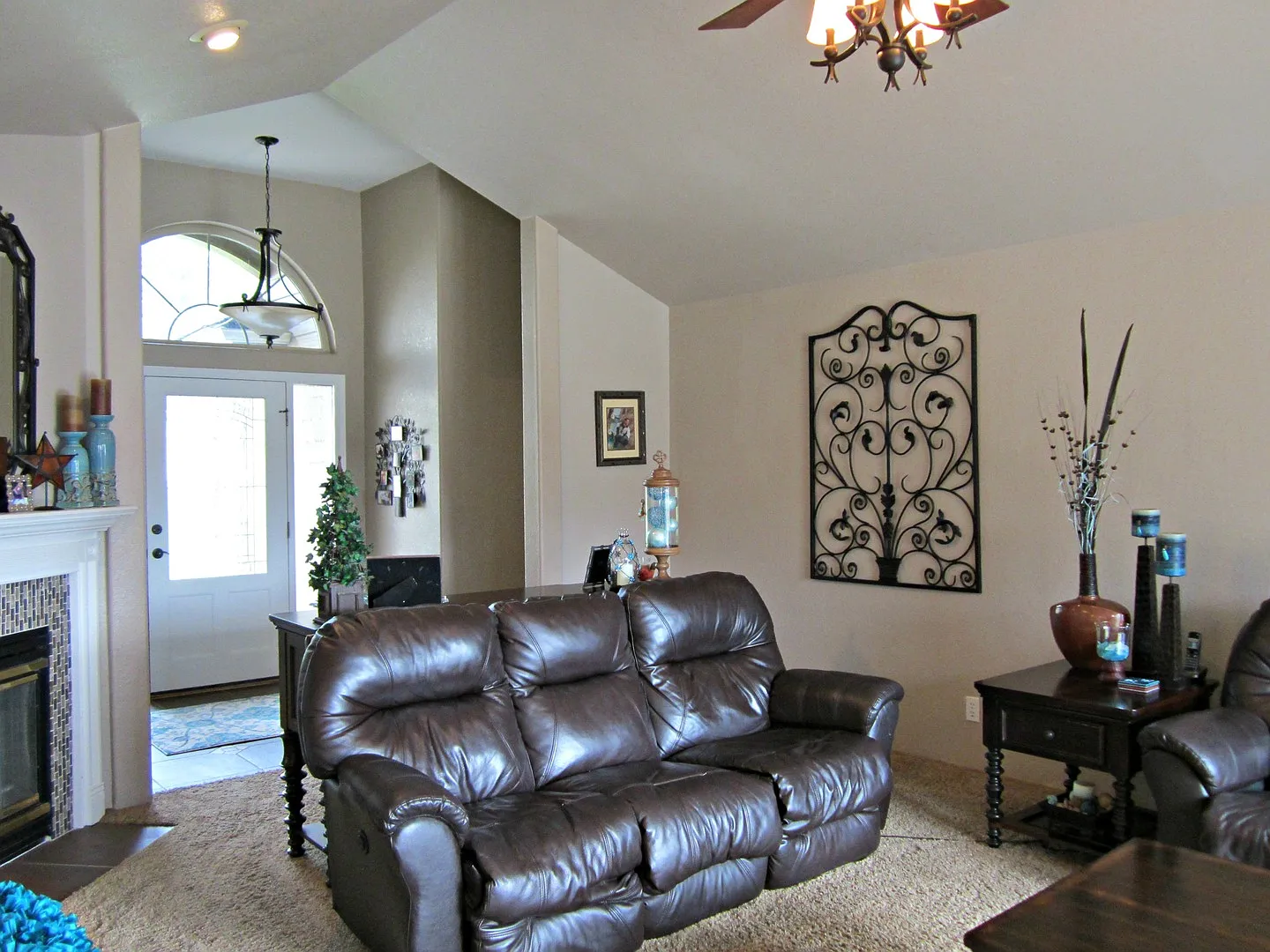 Beautiful Large 4 Bedroom Home in Hucrest! — Photo 3