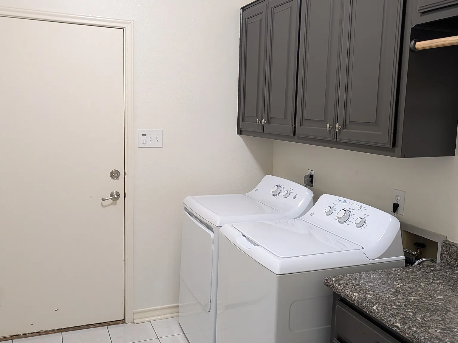 4 bed, 2.5 bath, 2912 sqft, $3,000 — Photo 3