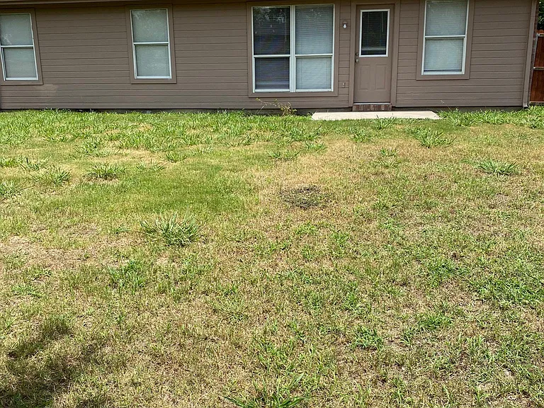 908 Creekview Dr — Photo 3