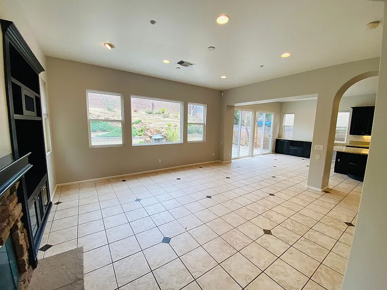 1162 Alexandra Ln — Photo 4