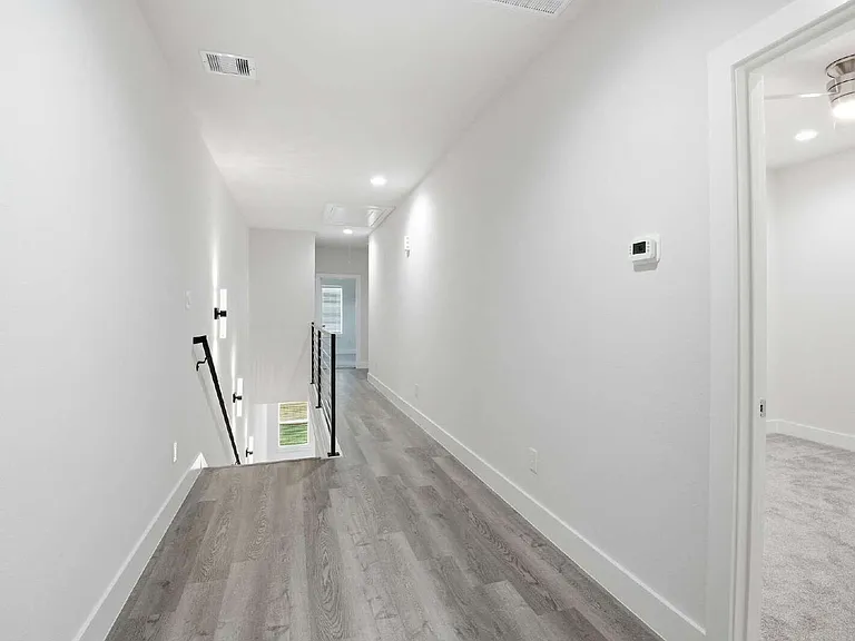 727 S Victory Dr #B — Photo 18