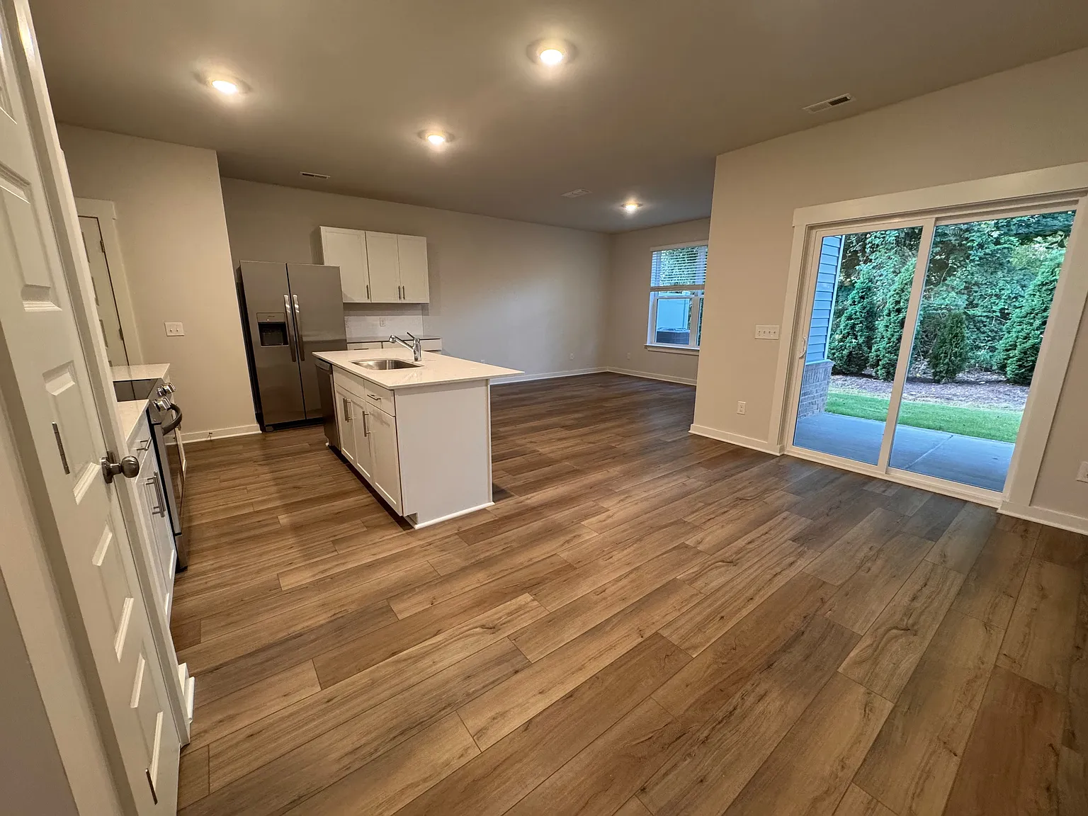 3 bed, 2.5 bath, 1673 sqft, $1,950 — Photo 4