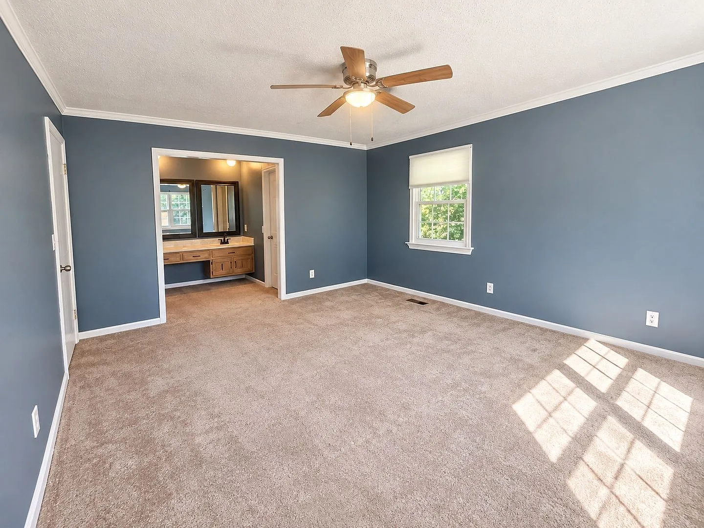 4 bed, 3.0 bath, 2200 sqft, $2,295 — Photo 4