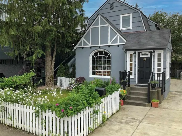 736 W 12th St, Juneau, AK 99801