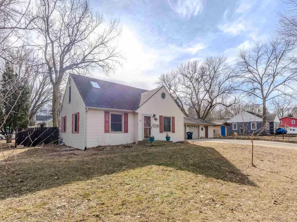 301 20th St, Spirit Lake, IA 51360