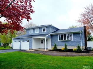 2 Oxford Dr, East Windsor, NJ 08520