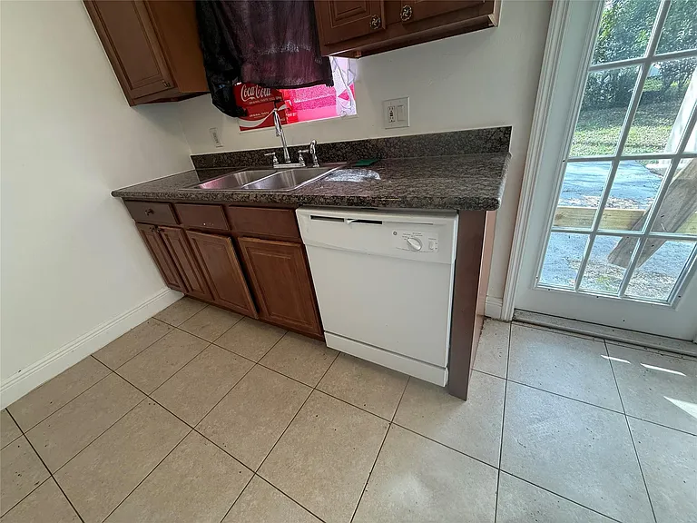 1139 NW 9th Ave — Photo 9