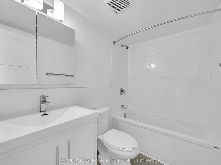 33 Isabella St #516 — Photo 8