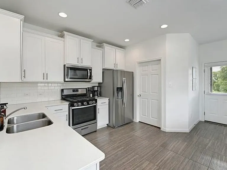 1404 Goldilocks Ln — Photo 12