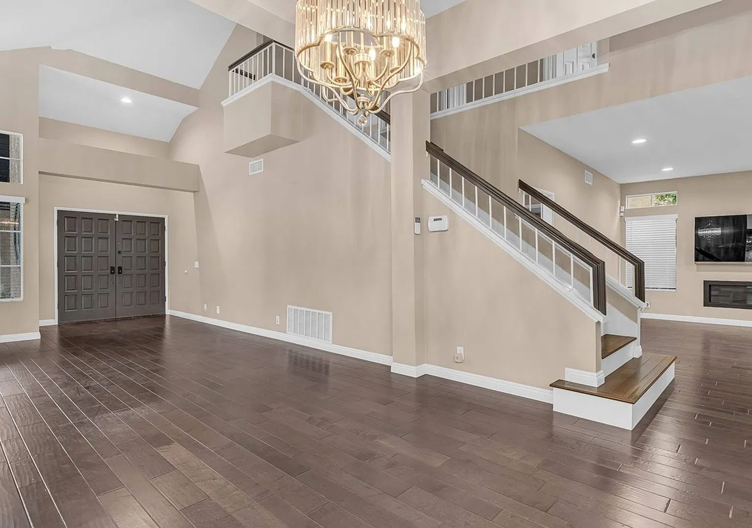 Spacious 4br/2.5ba Home Located In Beautiful Laguna Hills — Photo 2