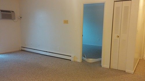5th image of 389 Newport Ave