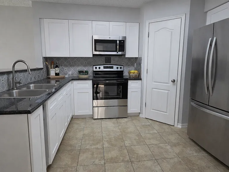 826 5th Ave — Photo 3
