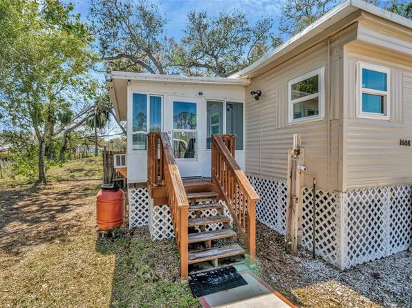 1608 Thrush Dr, Zephyrhills, FL 33540