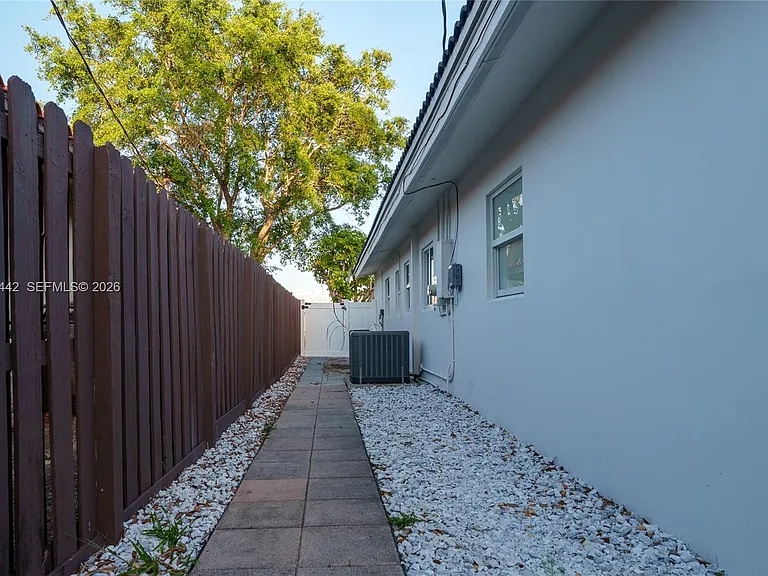 5419 NE 22nd Ave — Photo 37