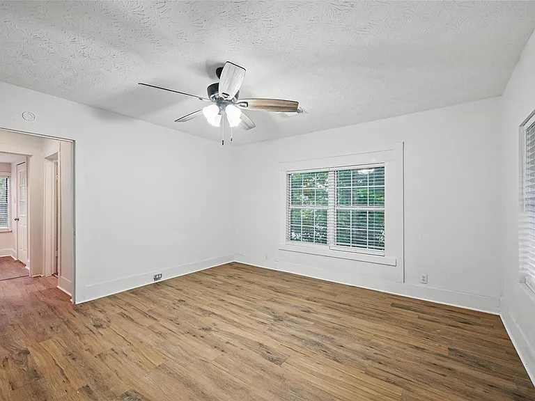 908 E Houston St — Photo 19