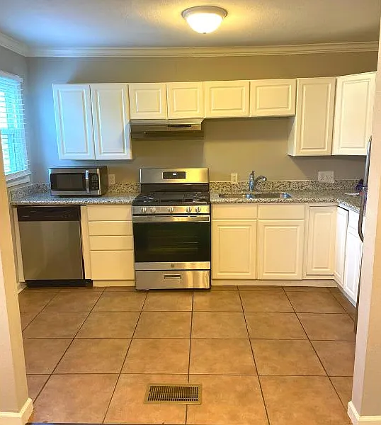 3 bed, 1300 sqft, $1,900 — Photo 4