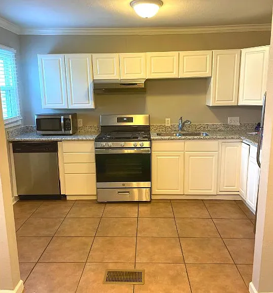 4909 S Claiborne Ave — Photo 4