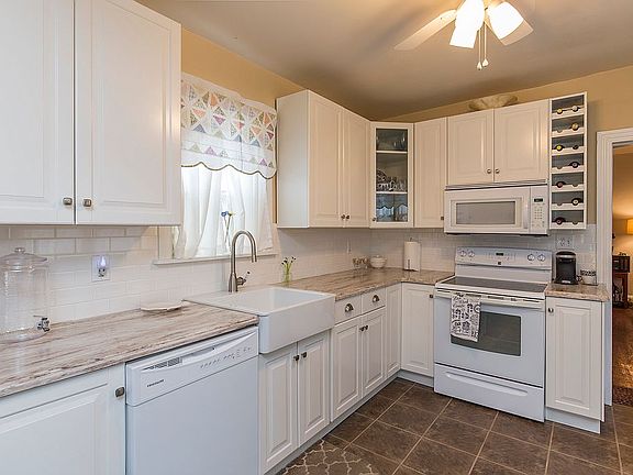 4th image of 2220 W 3rd St