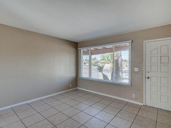 4th image of 2217 W Poinsettia Dr