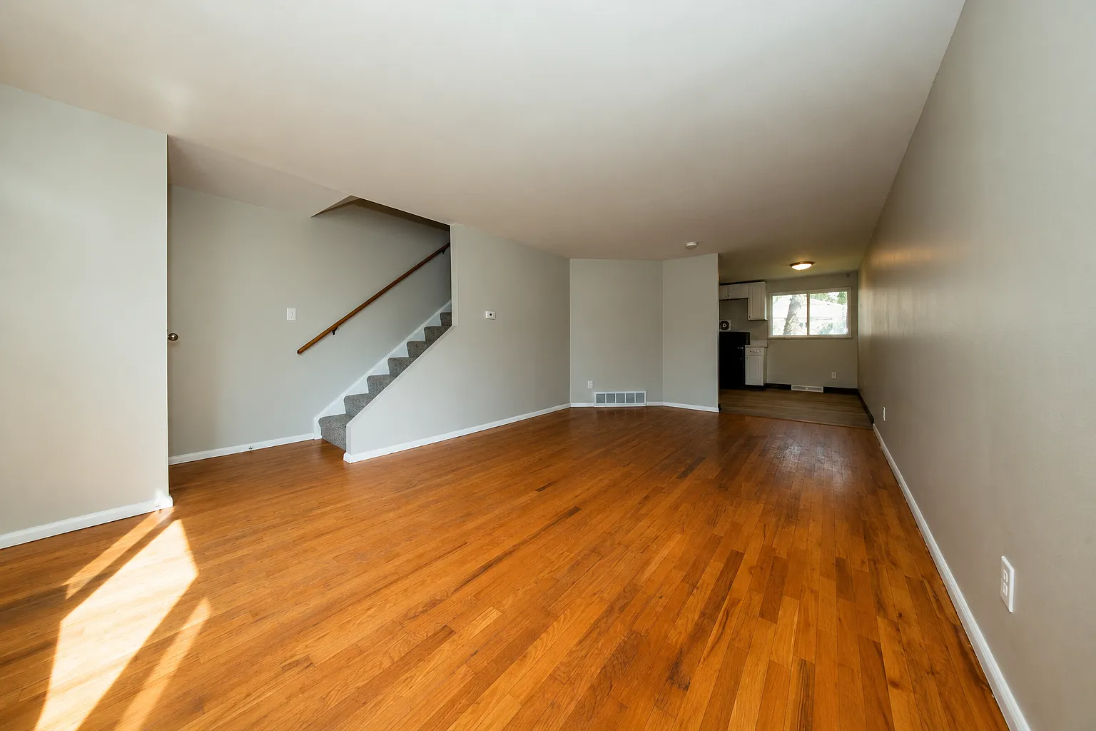 2 bed, 1000 sqft, $1,475 — Photo 2