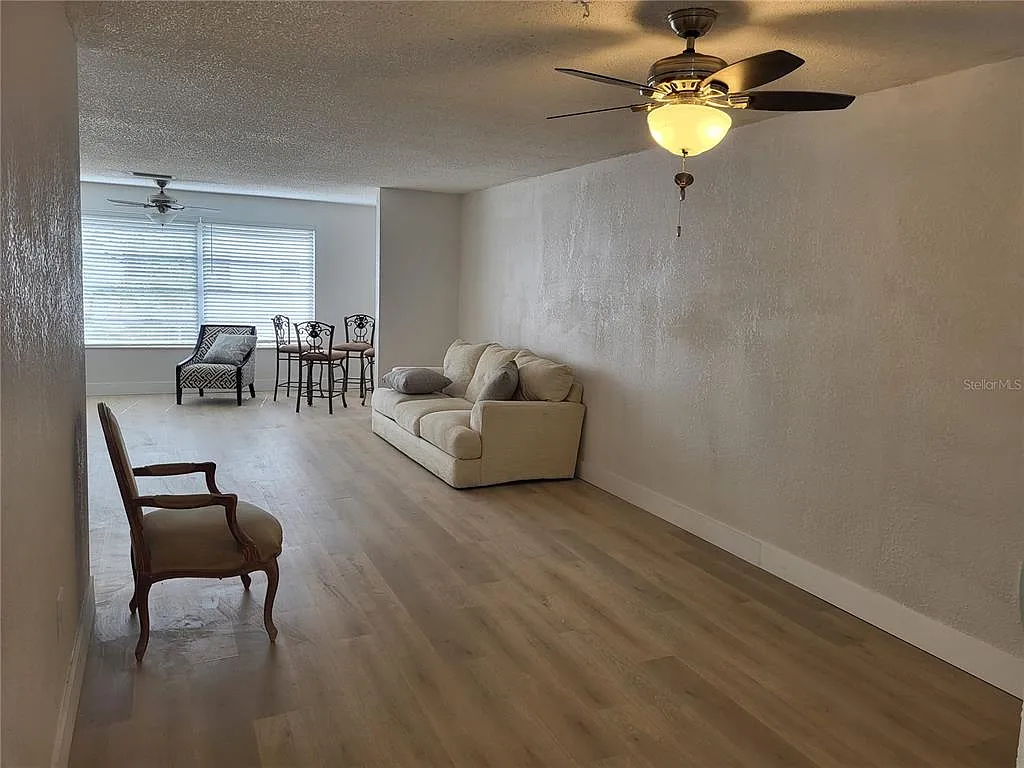 1 bed, 1.0 bath, 1055 sqft, $1,500 — Photo 2