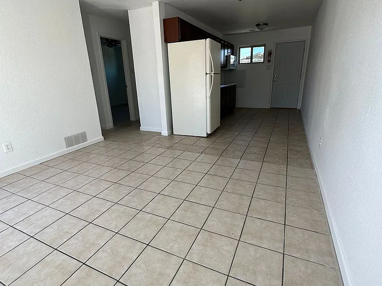 Spacious 2 Bedroom Apartment with Private Backyard — Photo 3