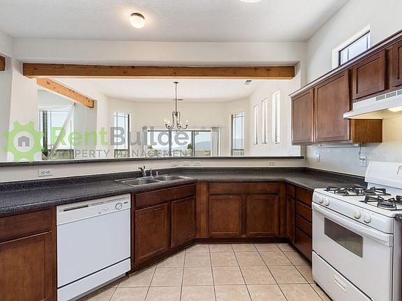 5th image of 620 3rd St NE
