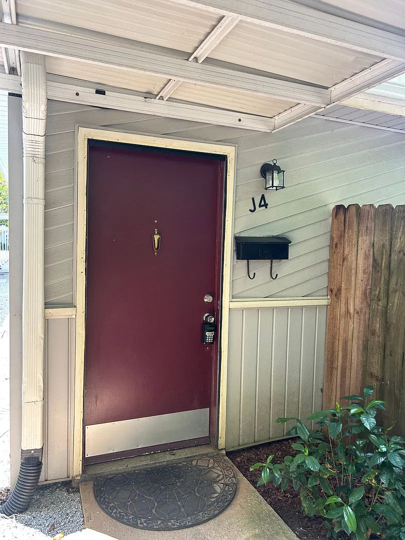 Greenville, 2BD/1BA, 860SF — Photo 1