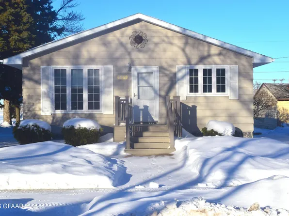 825 9th St NE, Devils Lake, ND 58301