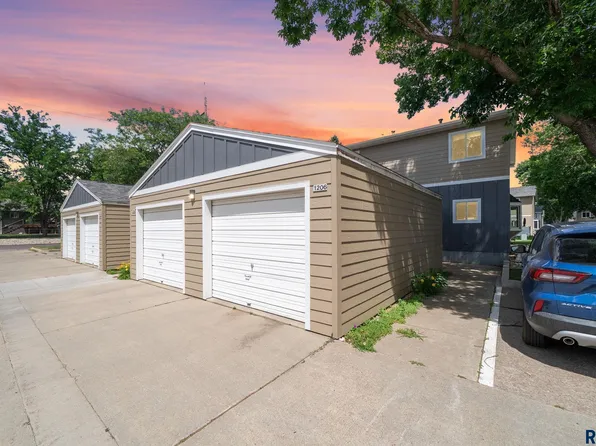 1206 S Bridgeport Pl, Sioux Falls, SD 57106