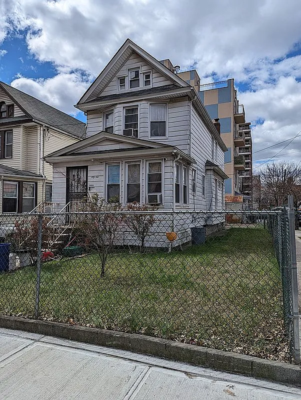 8902 171st St photo 1