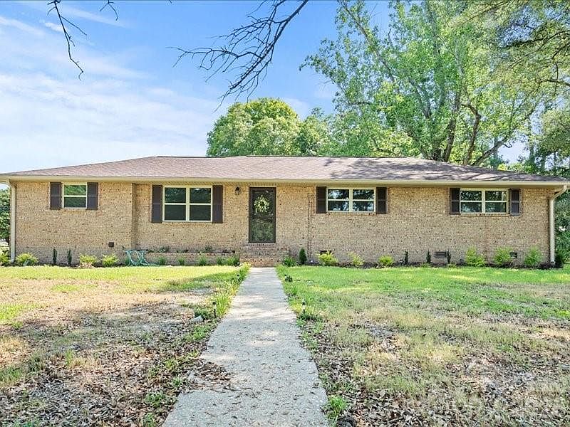 1st image of 136 Chester Park Cir