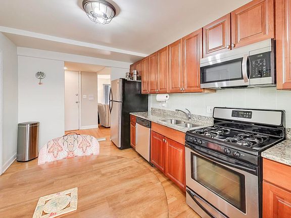 5th image of 6421 N Damen Ave APT 1W