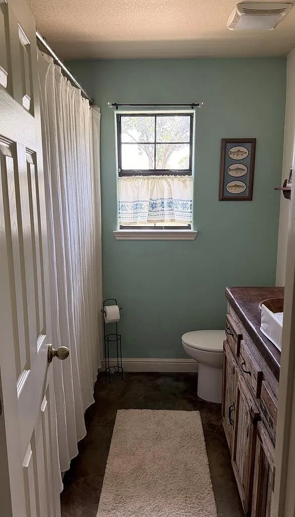 3 bed, 2.0 bath, 2556 sqft, $2,500 — Photo 3