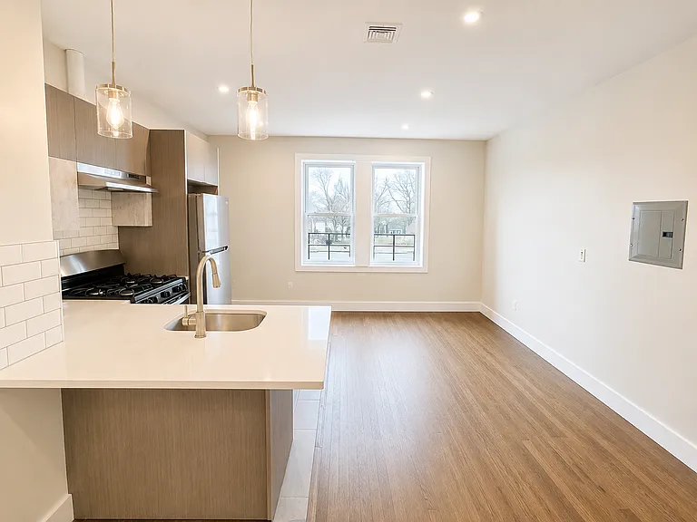 535 Hawthorne Ave #203 — Photo 3