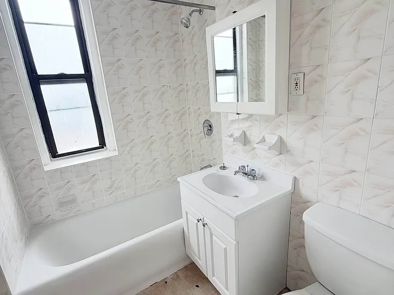 2500 Webb Ave #8 — Photo 4
